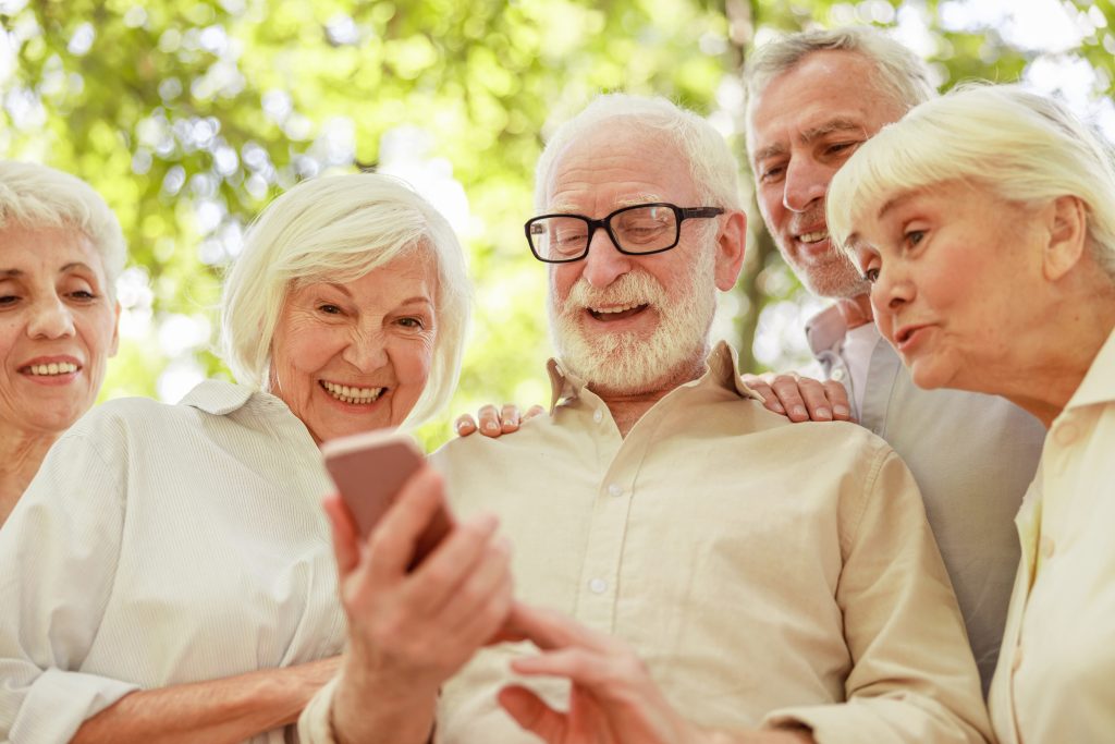 séniors souriants 