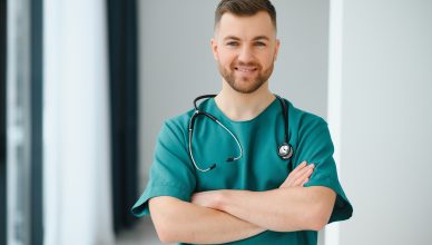 Portrait d'un docteur souriant